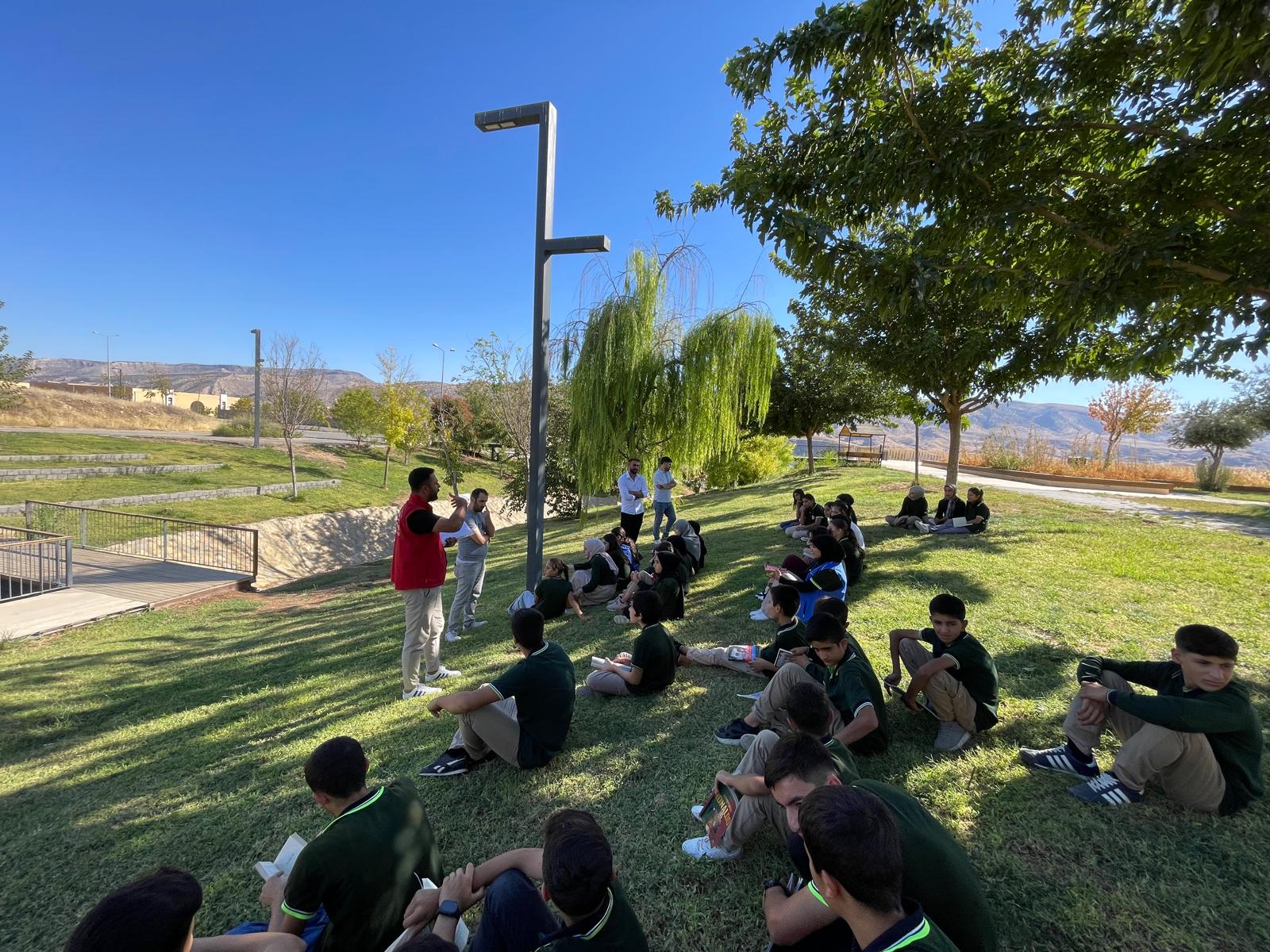 Bi̇r Ağaç Gölgesinde, Bi̇n Ki̇taplik Yolculuk… (2)