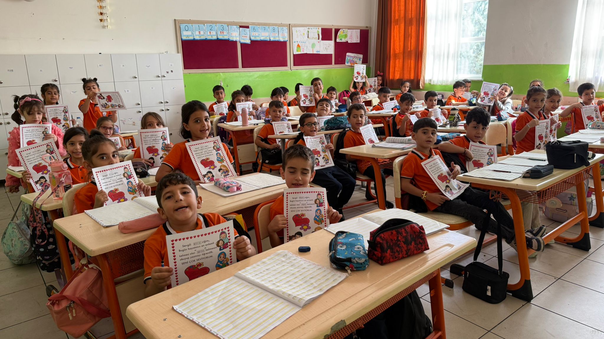 Birinci Sınıf Öğrencileri İlk Yazılarını Anneleriyle Paylaştı-1