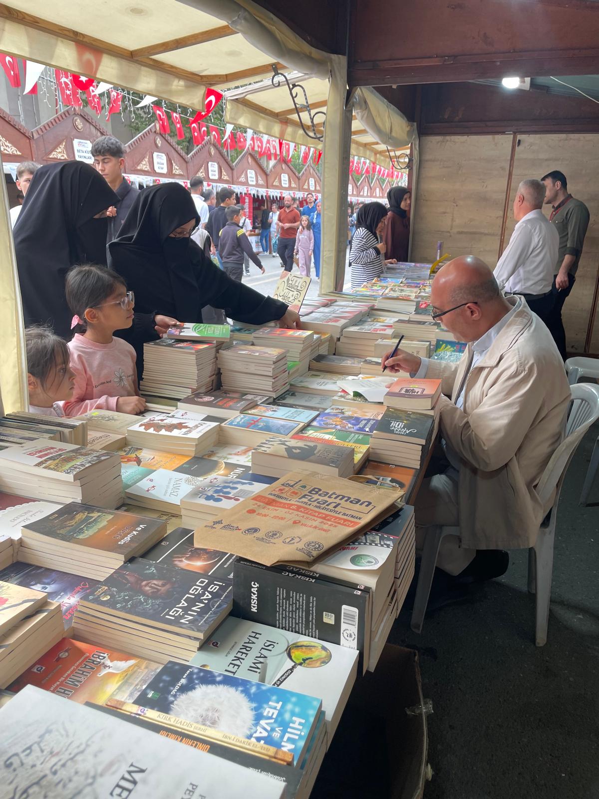 Gazetemiz Yazarlarından Sadullah Aydın, Batman Kitap Fuarı’nda Okurlarla Buluştu (1)