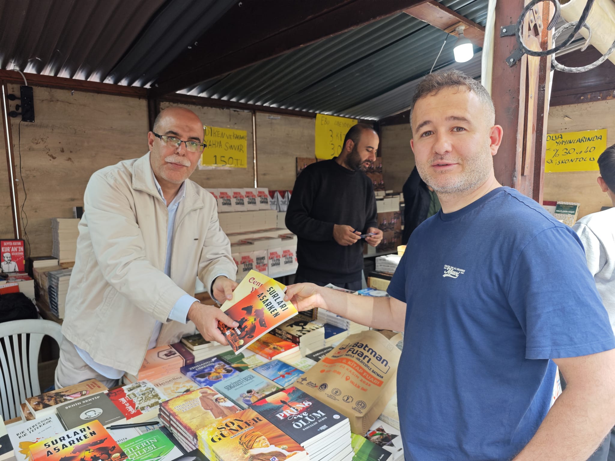 Gazetemiz Yazarlarından Sadullah Aydın, Batman Kitap Fuarı’nda Okurlarla Buluştu (2)