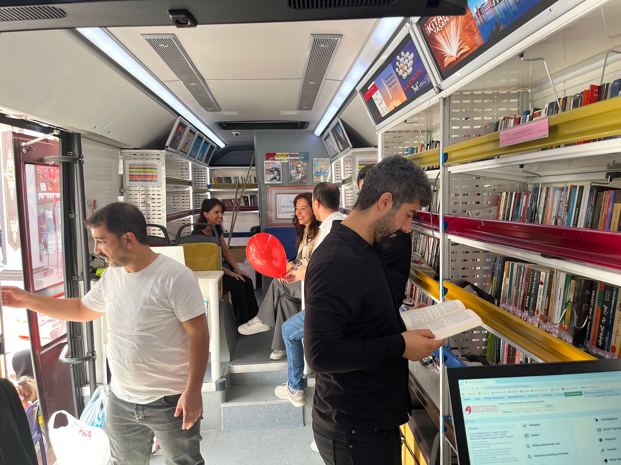 Gezici Kütüphane Batman 8. Kitap Fuarı’nda Okurlarla Buluştu (2)