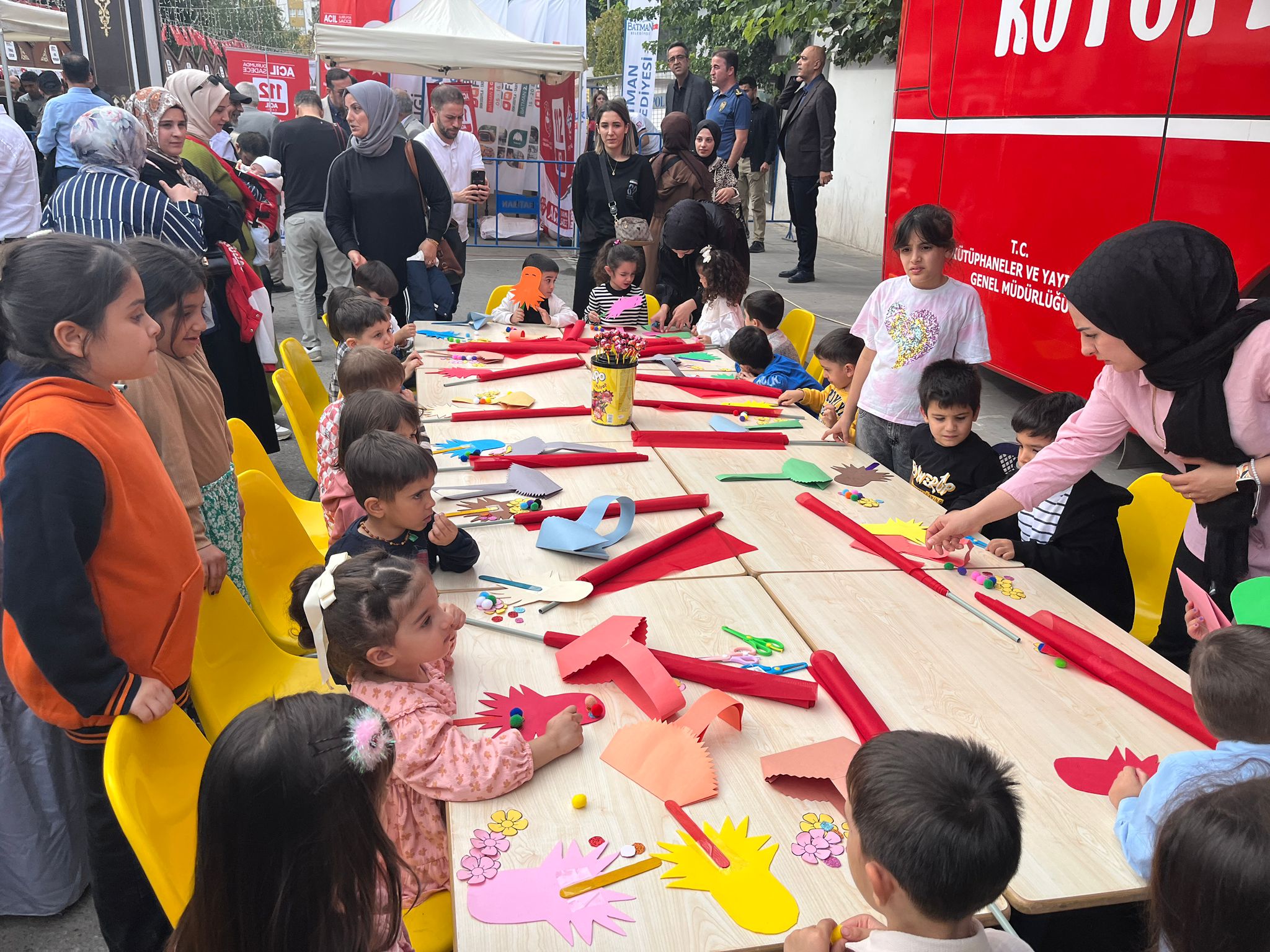 Gezici Kütüphane Batman 8. Kitap Fuarı’nda Okurlarla Buluştu (3)