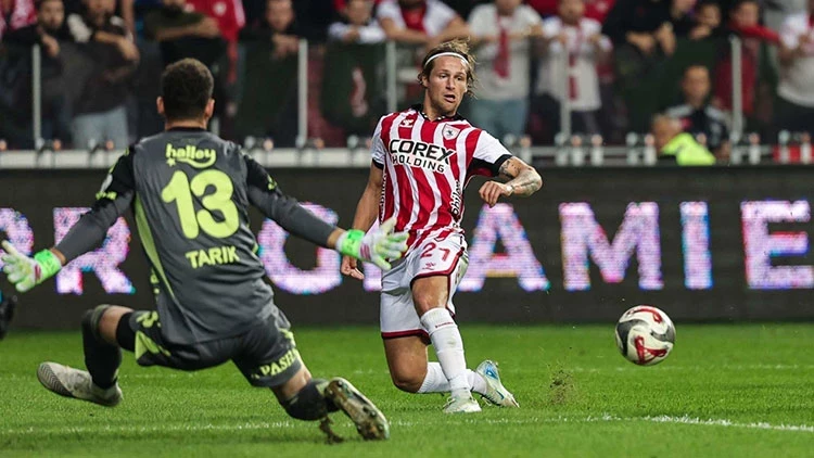 İlk Maçında Kritik Kurtarışlarla Takımına Puanı Getirdi Fenerbahçe'nin Genç Kalecisi Tarık Çetin Kimdir (1)