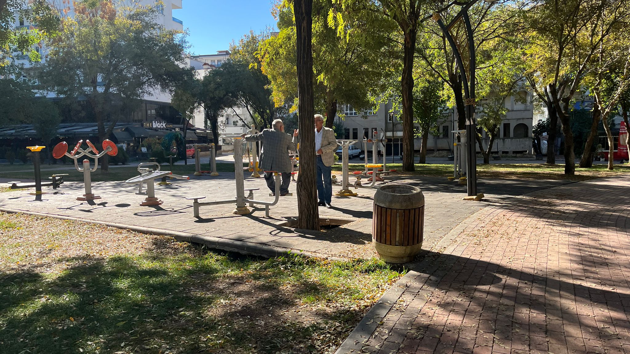 Sonbaharın Sıcak Hediyesi Vatandaşlar Güneşin Tadını Çıkarıyor (1)