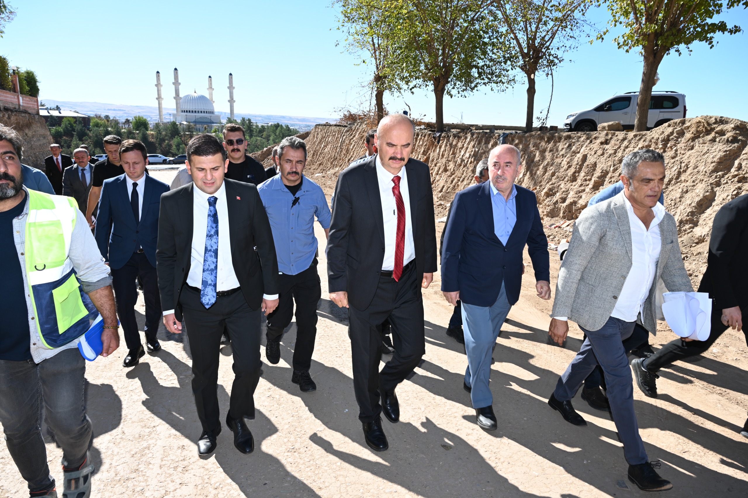 Vali Canalp, Batman'daki Yeni Bağlantı Yolu Çalışmalarını İnceledi (3)