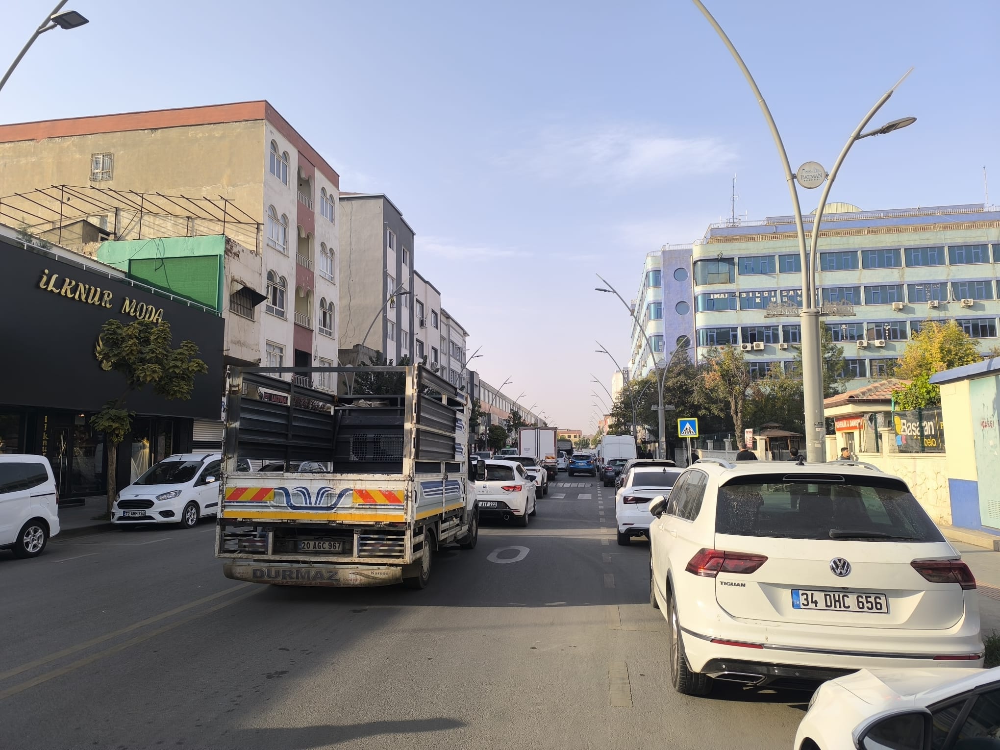 Aracını Çarşının Ortasında Bırakıp Trafiği Allak Bullak Etti (2)