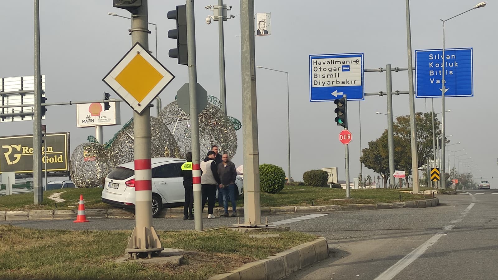 Çöplük Kavşağı’nda Yine Kaza Kontrolden Çıkan Araç Refüje Çıktı (1)