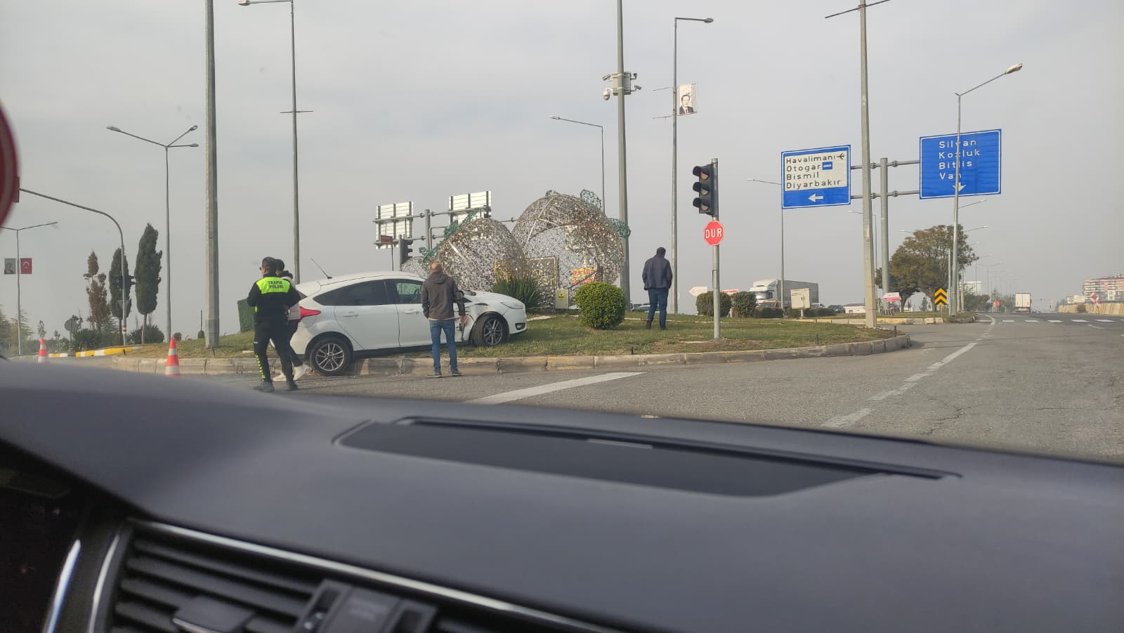Çöplük Kavşağı’nda Yine Kaza Kontrolden Çıkan Araç Refüje Çıktı (2)