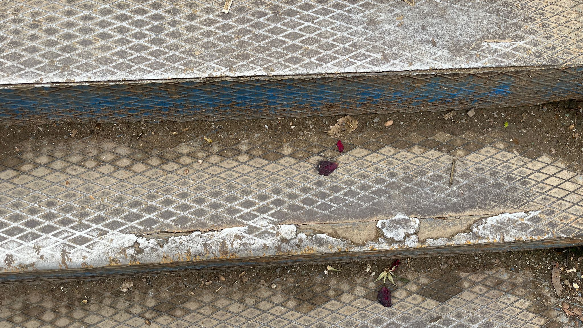 Dikkat Her An Çökebilir (1)