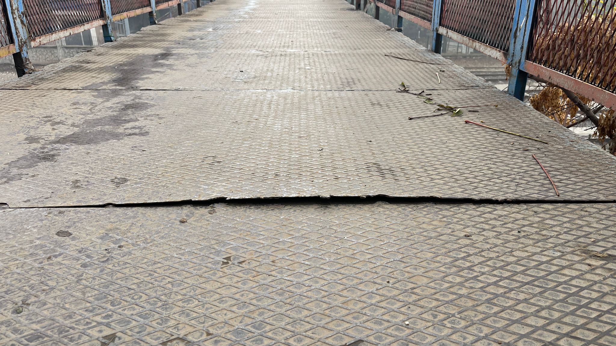 Dikkat Her An Çökebilir (4)