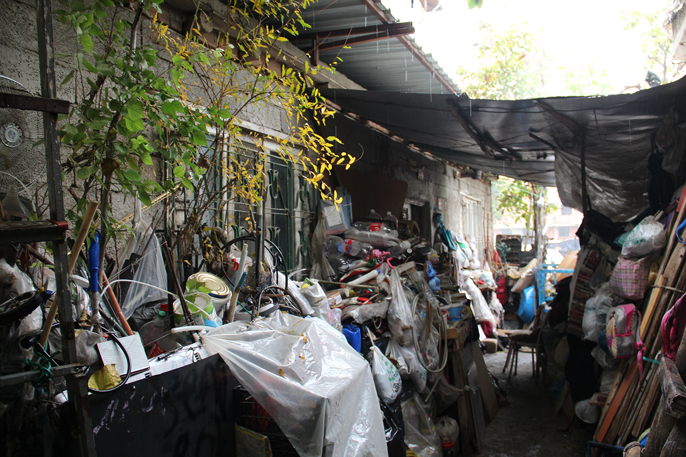 Harabe Evde Yaşam Mücadelesi̇ Veri̇yorlar (3)