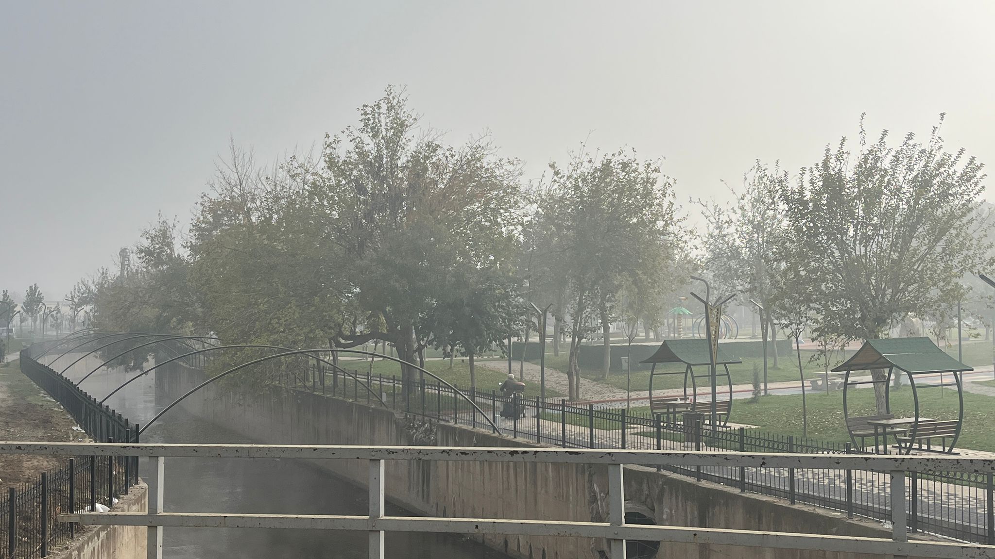 İluh Deresi Kıyısında İki Ayrı Dünya Bir Kısmı Modern, Bir Kısmı Harabe (1)