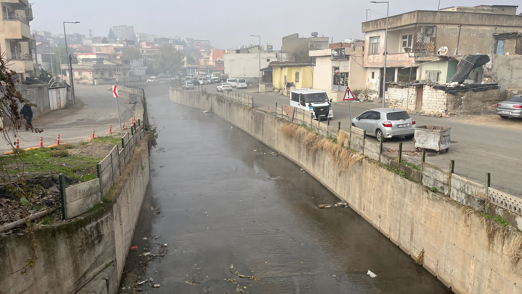 İluh Deresi Kıyısında İki Ayrı Dünya Bir Kısmı Modern, Bir Kısmı Harabe (3)