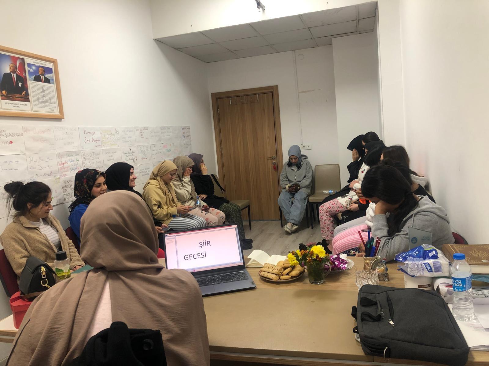 Süveybe Ana Kız Yurdunda Edebiyat Dolu Gece (1)