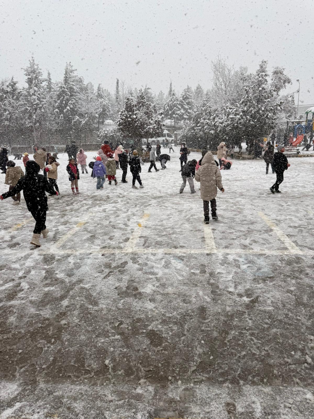 Batman’da 10 Yıl Sonra Kar Sevinci Minikler Doyasıya Eğlendi (1)