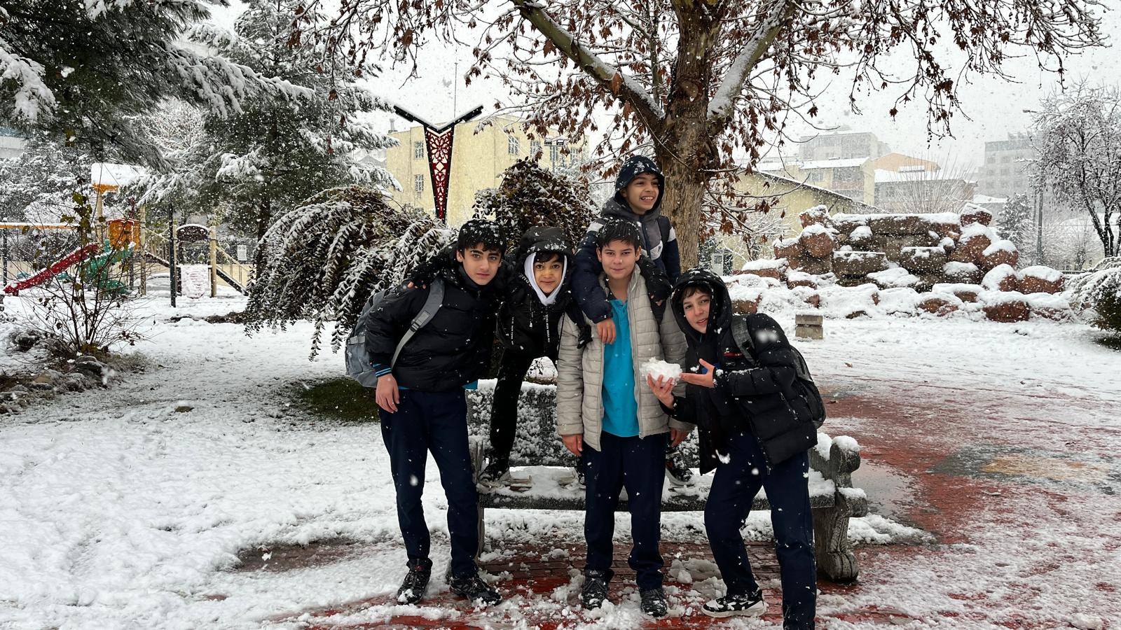 Batman’da Okul Çıkışı Kar Mesaisi Kalemler Bırakıldı, Kartopları Hazırlandı! (2)