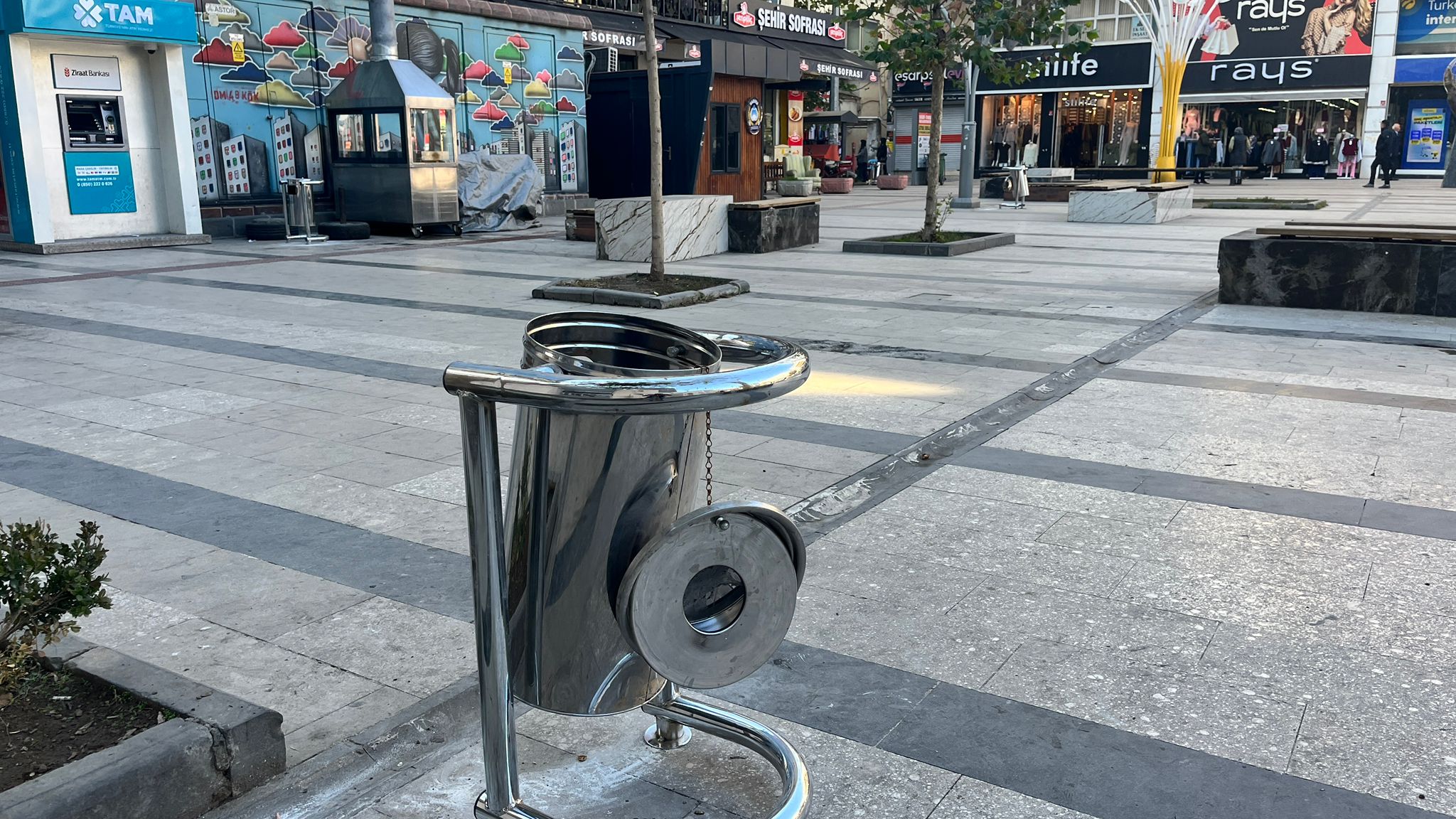 Gülistan Caddesi'ne Hem Şık Hem Kullanışlı Çöp Kutuları (2)