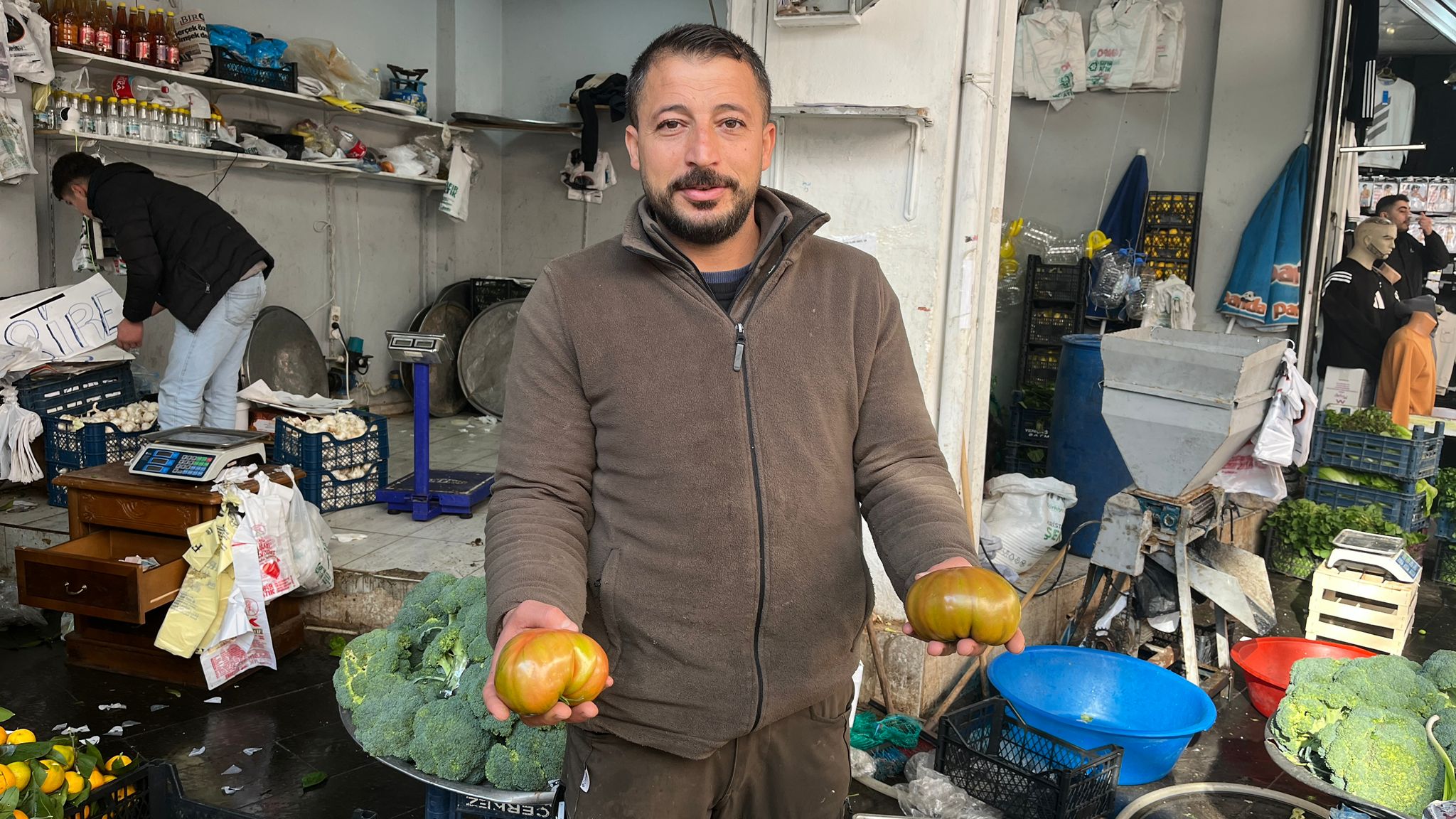 Kış Ortasında Batmanlılara Lezzetli Sürpriz Hormonsuz Balpınar Domatesi (1)