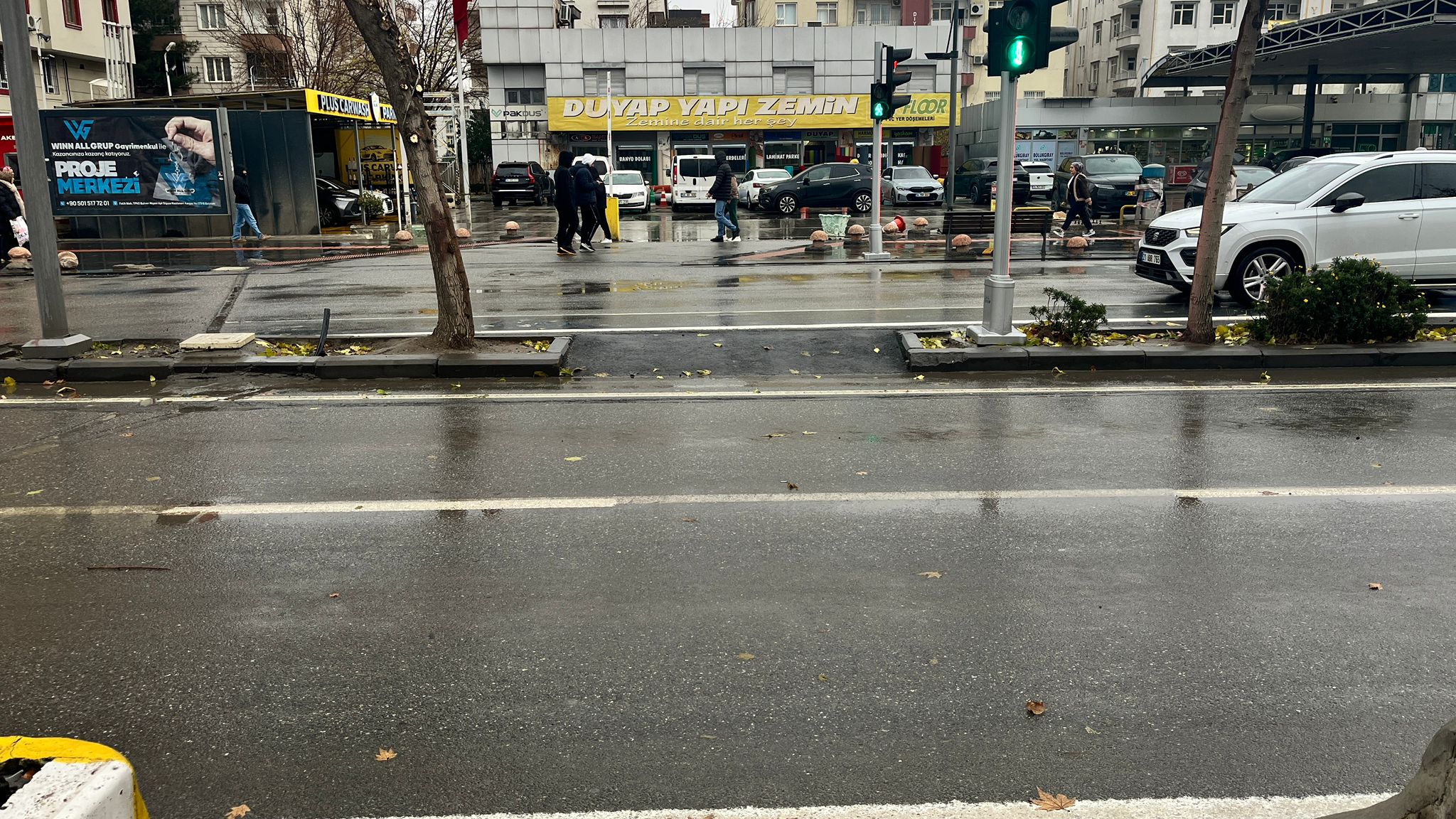 Yaya Işığı Var, Yaya Geçidi Yok (1)