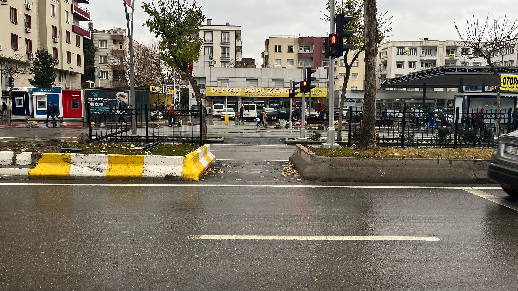 Yaya Işığı Var, Yaya Geçidi Yok (2)