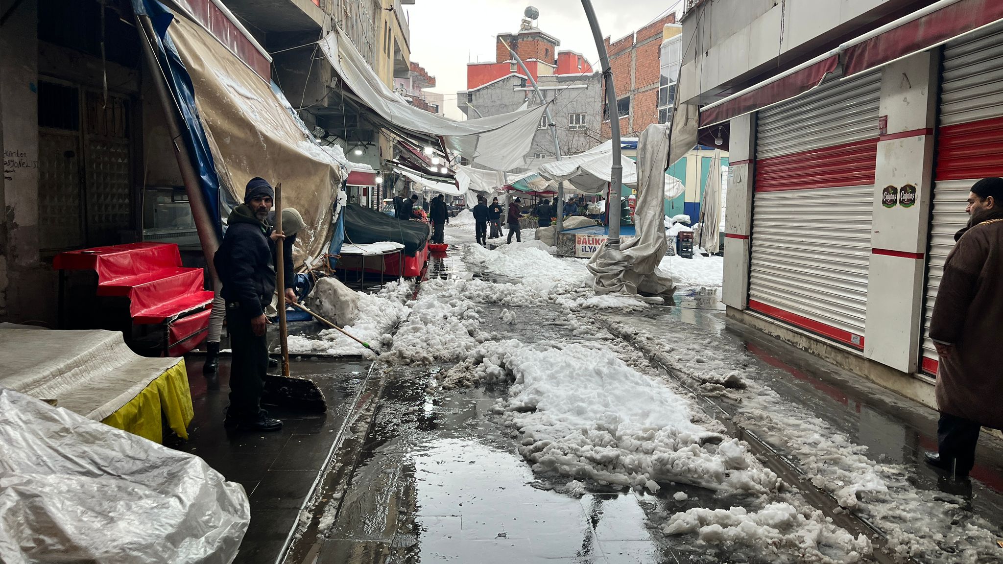 Alo Tevşo’da Soğuk Sessizliği Tezgâhlar Kapalı, Pazar Bomboş (2)