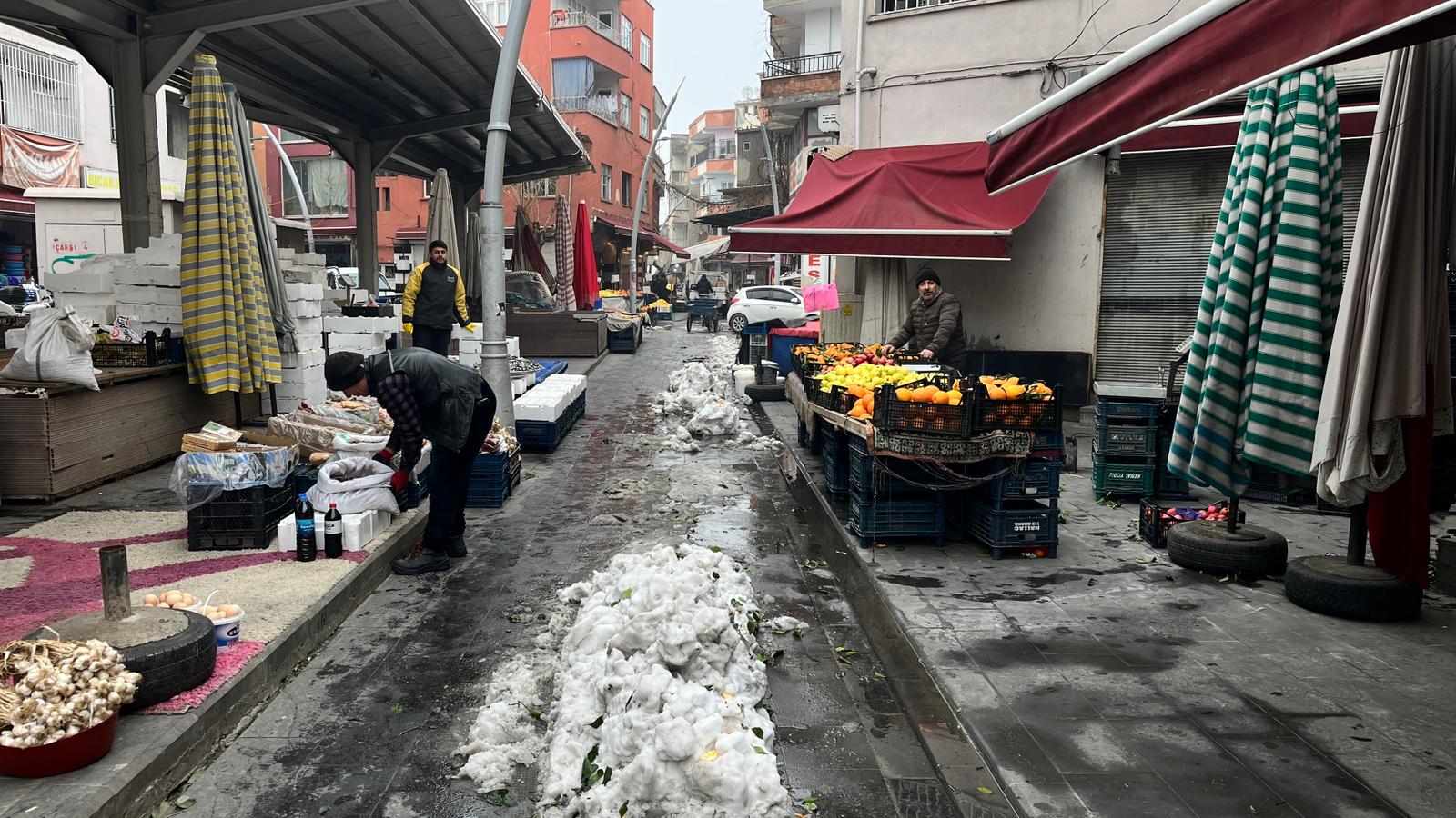 Esnaf Pazardaki Kar Yığınlarının Kaldırılmasını İstedi (6)