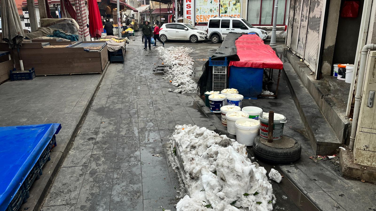 Esnaf Pazardaki Kar Yığınlarının Kaldırılmasını İstedi (8)