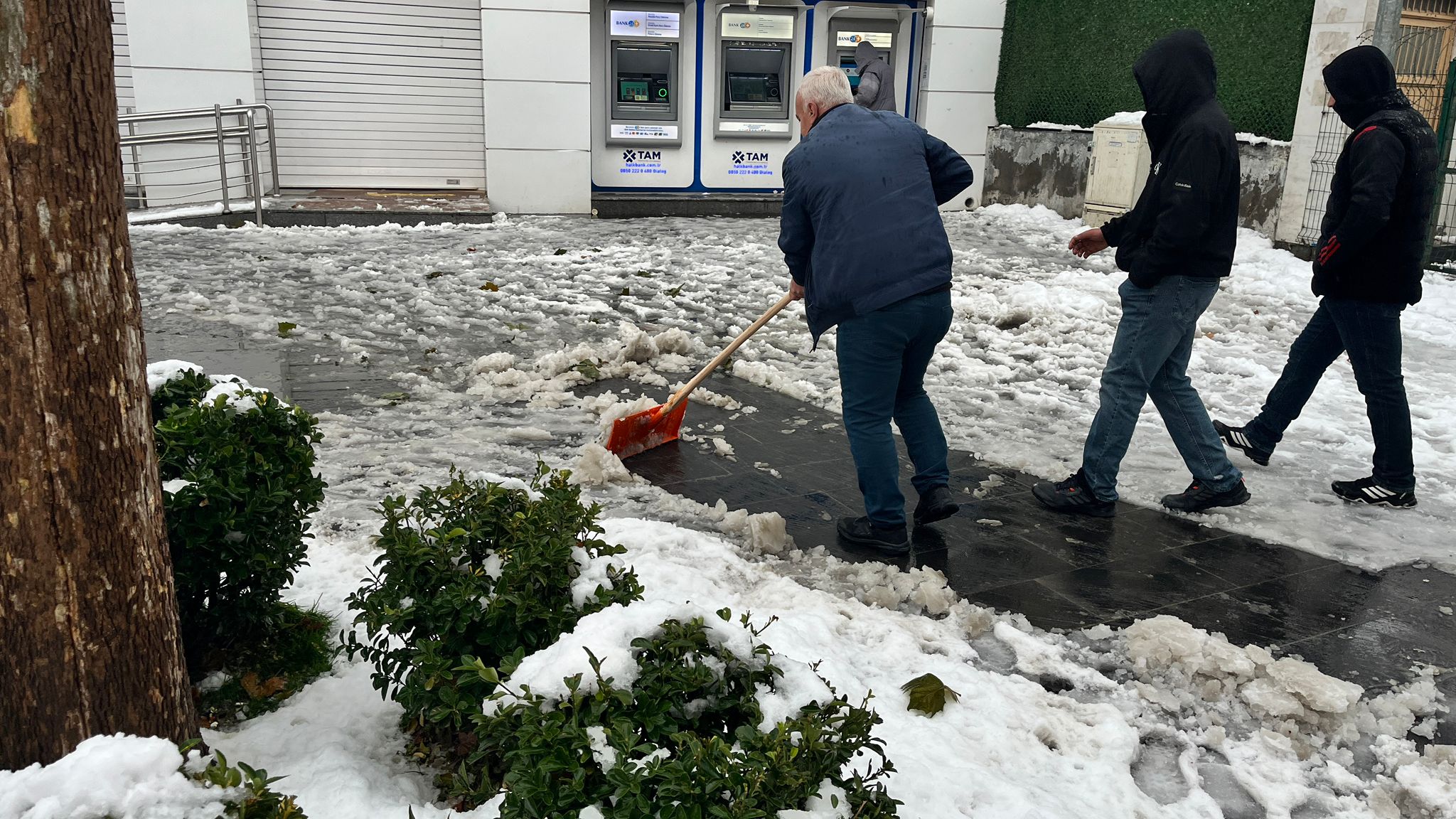 Kar Yağışı Sonrası Esnaf Kendi Önlemini Aldı (3)
