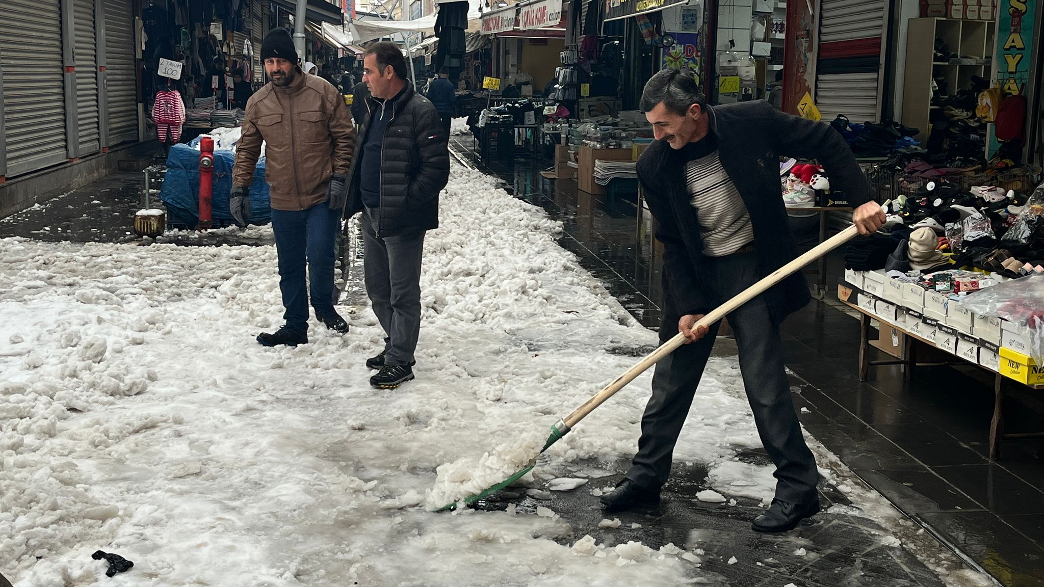 Kar Yağışı Sonrası Esnaf Kendi Önlemini Aldı (4)