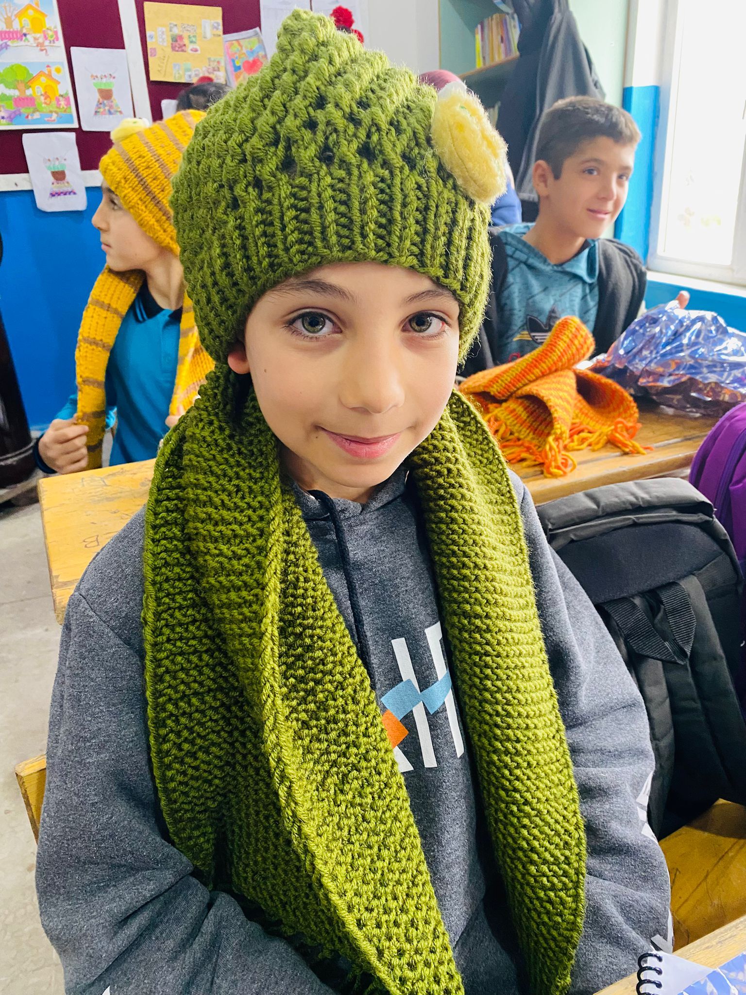 Batman Gençlik Ve Spor İl Müdürlüğü Bünyesindeki Kız Yurdu Öğrencileri, Kendi Elleriyle Ördükleri Atkı Ve Bereleri Duygulu Ortaokulu Öğrencilerine Hediye Ederek Örnek Bir Da (3)