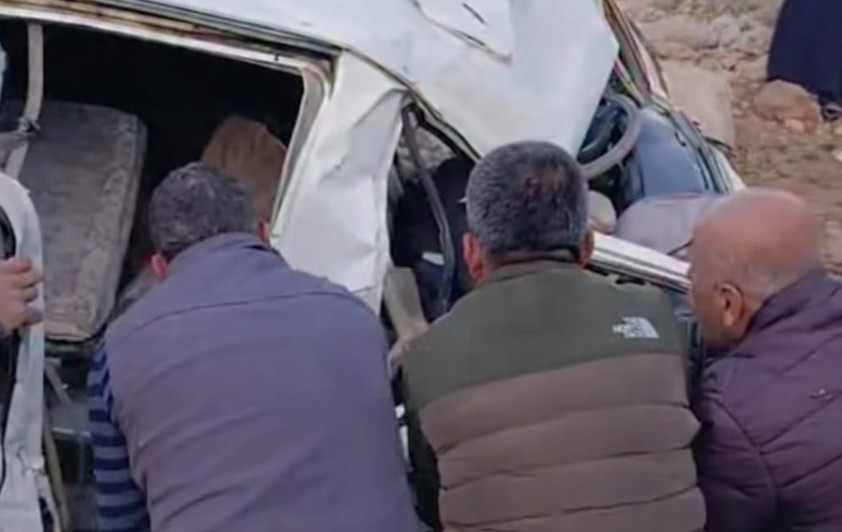 Arac Şarampole Yuvarlandı: 1 Ölü 2 Yaralı