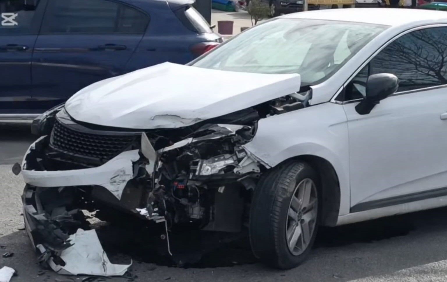 Emniyet Kavşağı’nda İki Araç Çarpıştı (2)