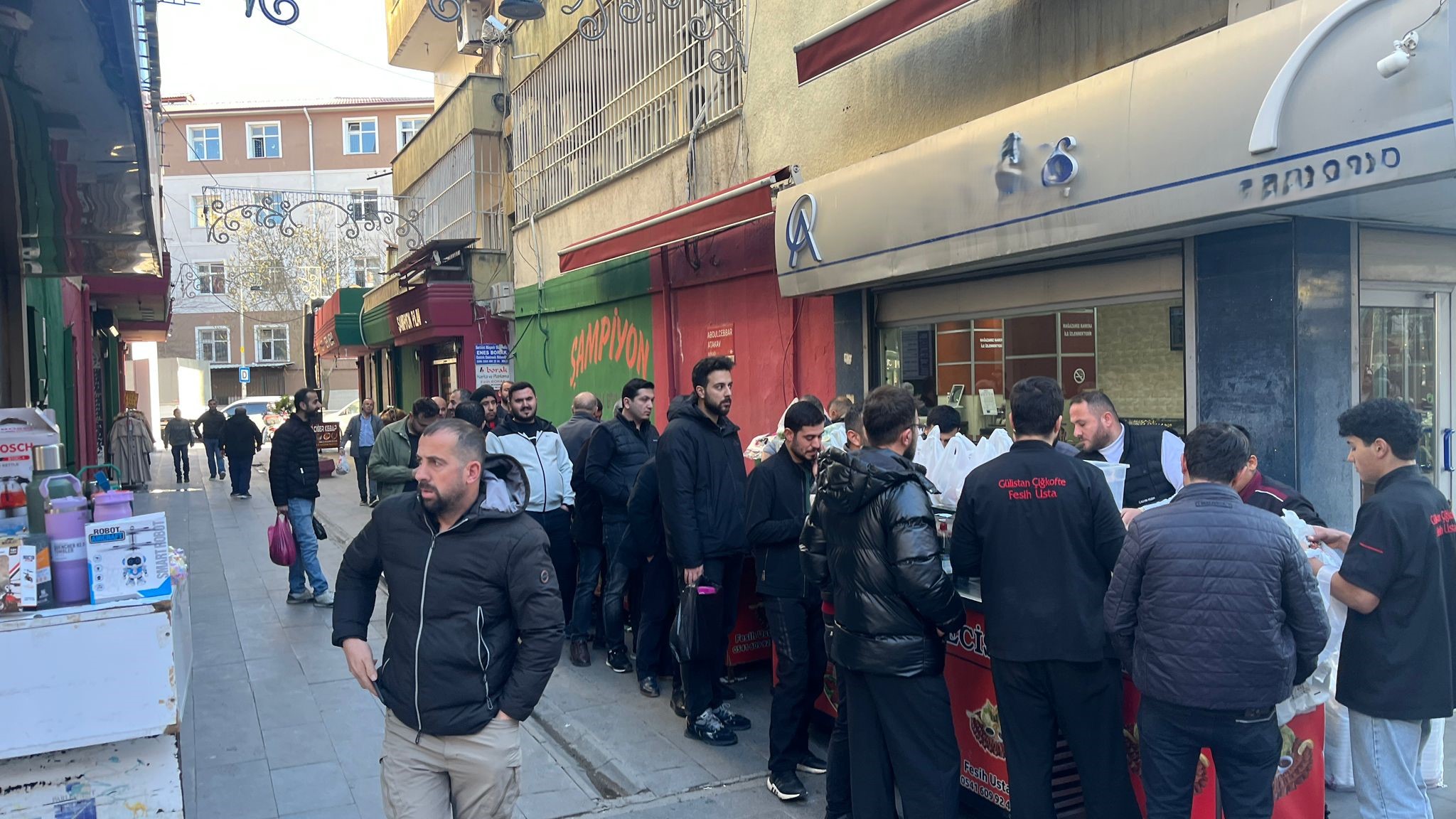 Gülistan Caddesi’nde Ramazan Yoğunluğu Çiğ Köfteye Büyük İlgi (1)