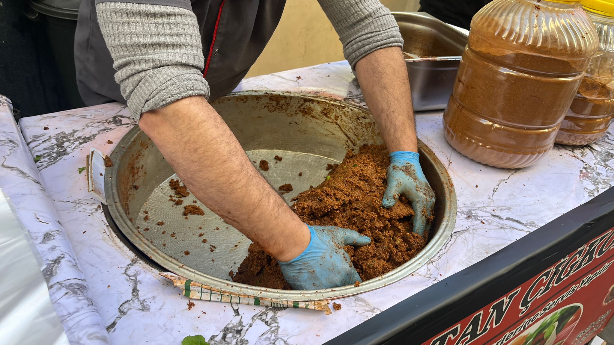 Gülistan Caddesi’nde Ramazan Yoğunluğu Çiğ Köfteye Büyük İlgi (4)