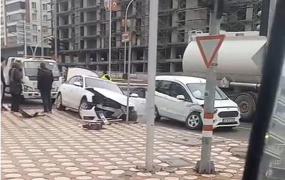 Gültepe Kavşağı'nda Maddi Hasarlı Kaza (1)