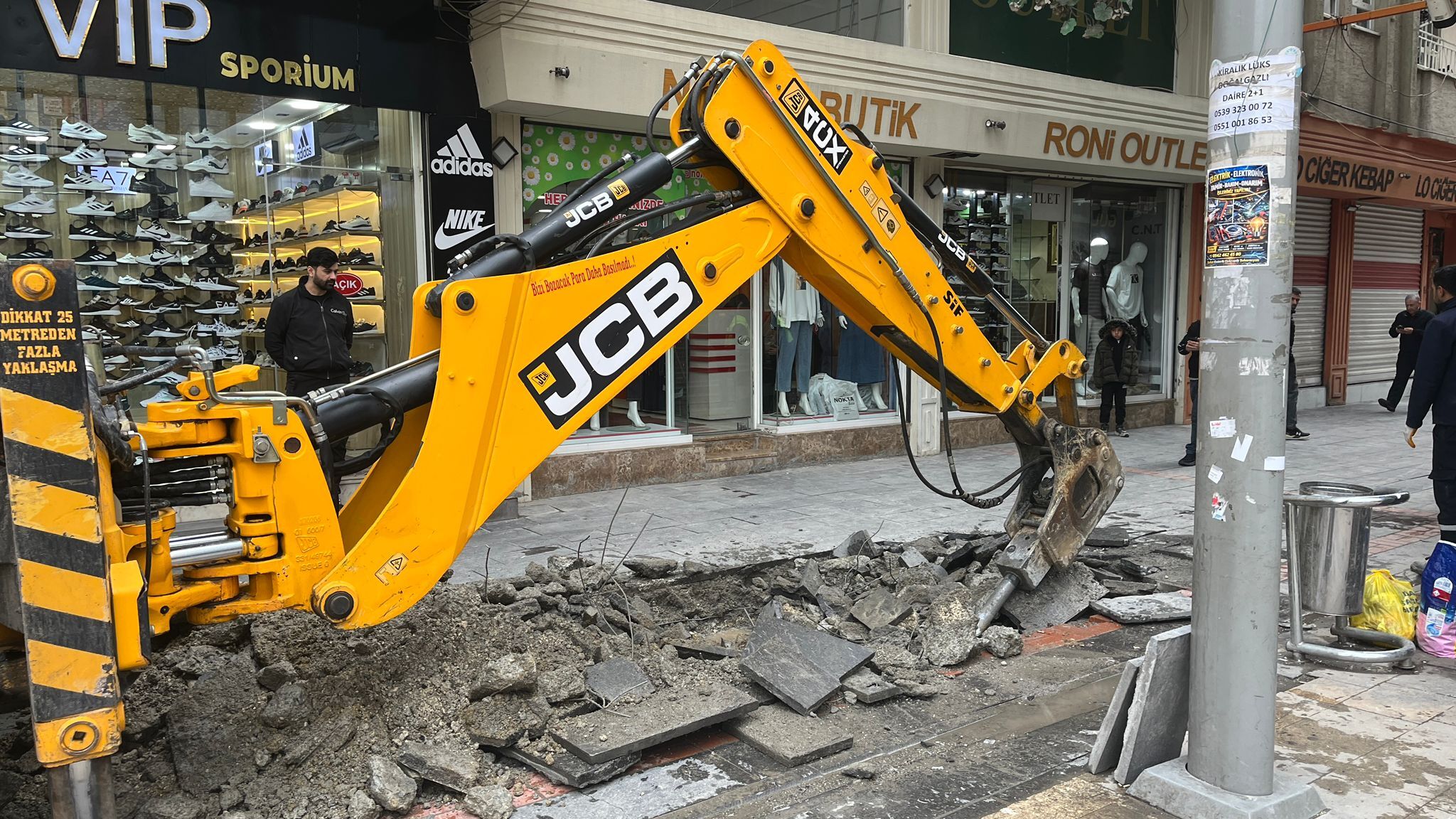 Haberimiz Belediyeyi Harekete Geçirdi Hasankeyf Sokağı’nda Onarım Başladı (1)