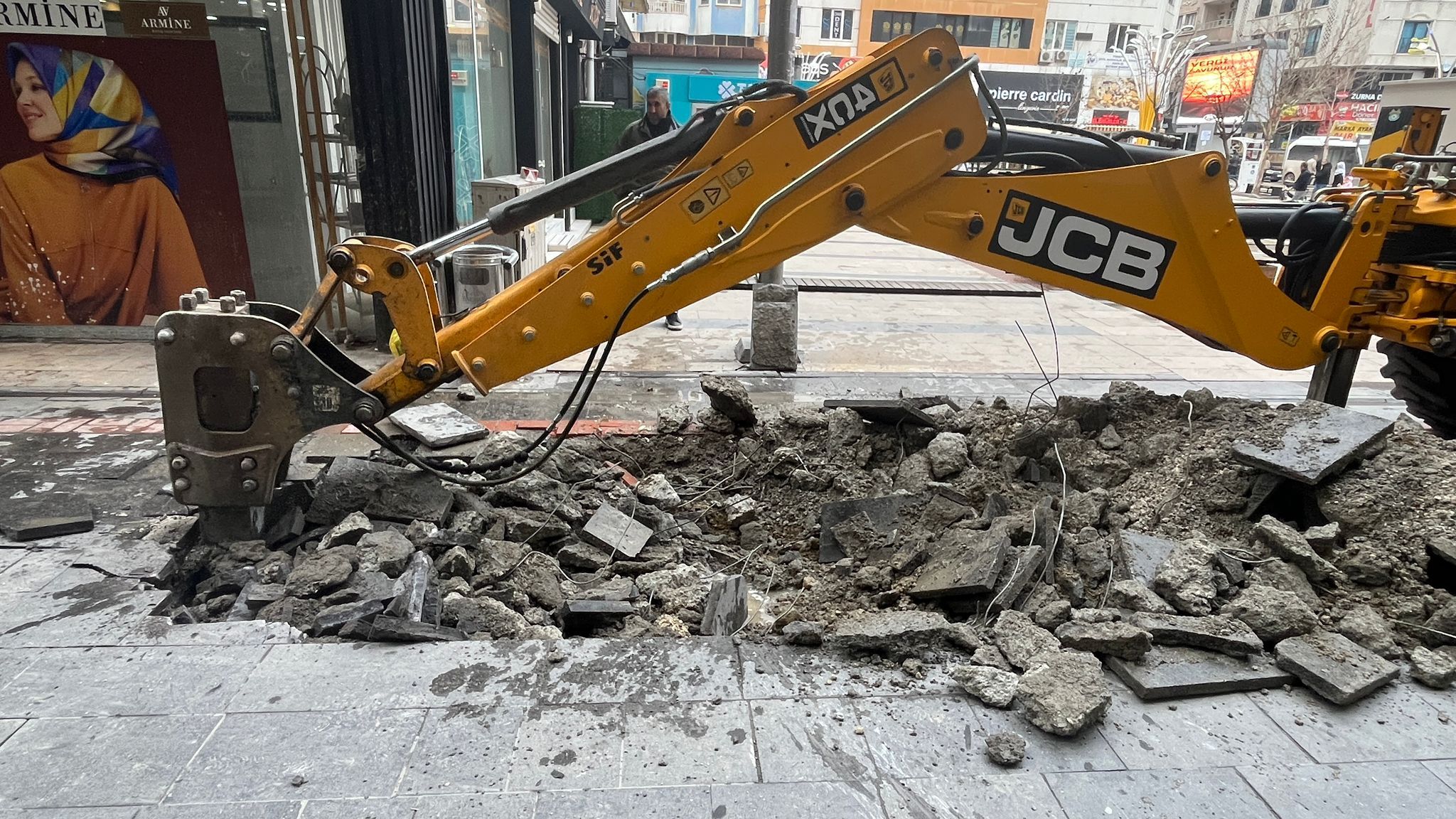 Haberimiz Belediyeyi Harekete Geçirdi Hasankeyf Sokağı’nda Onarım Başladı (2)