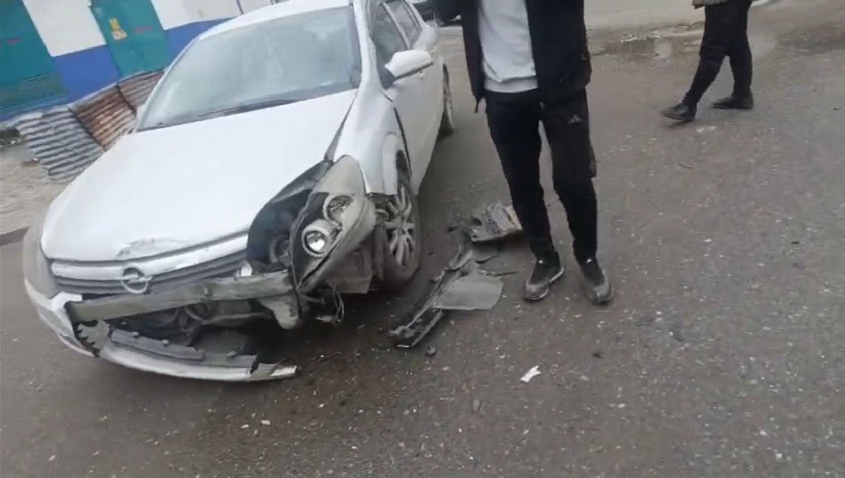 Petrolkent’te Ticari Araç Ile Otomobil Çarpıştı (1)