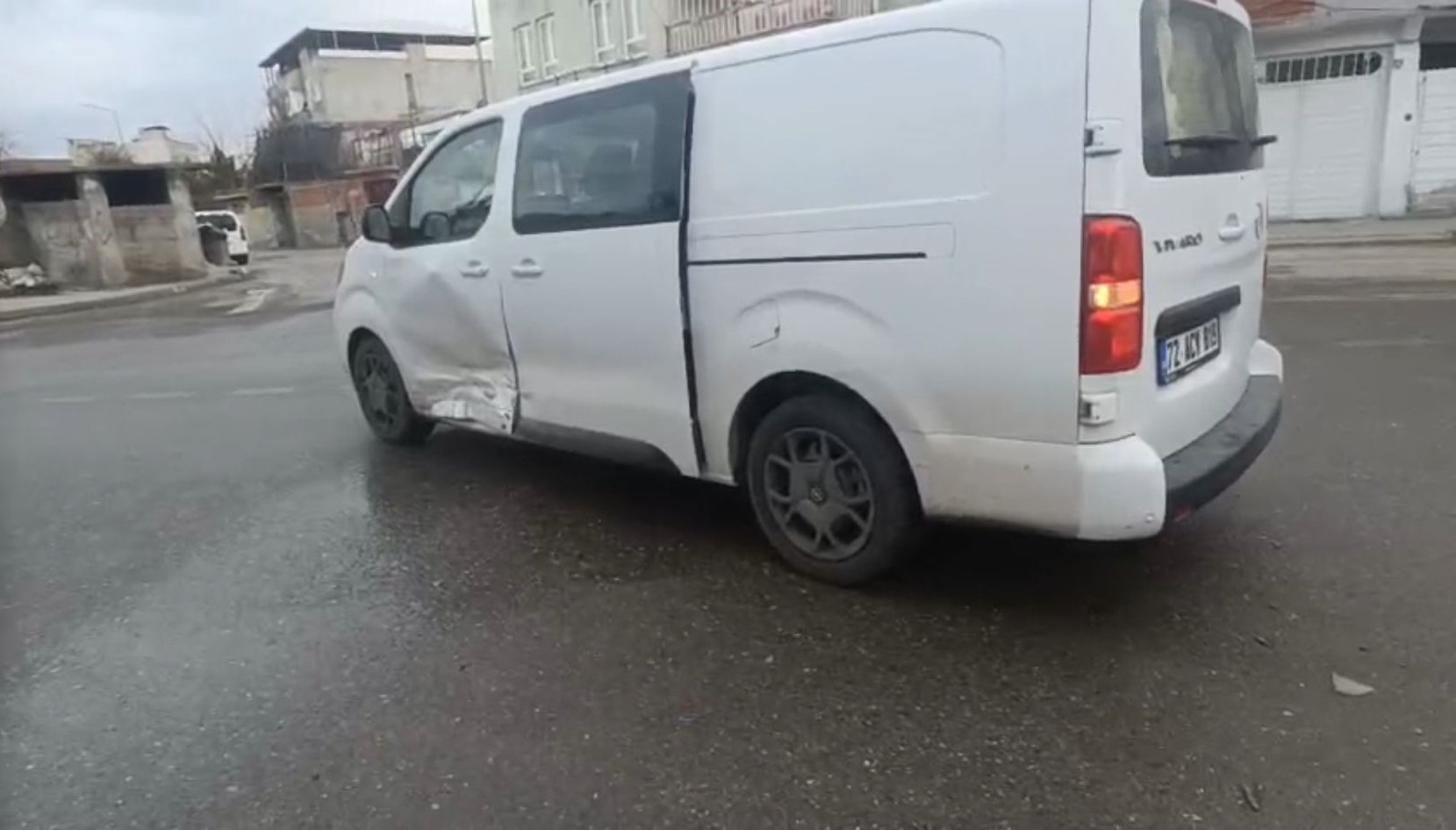 Petrolkent’te Ticari Araç Ile Otomobil Çarpıştı (2)