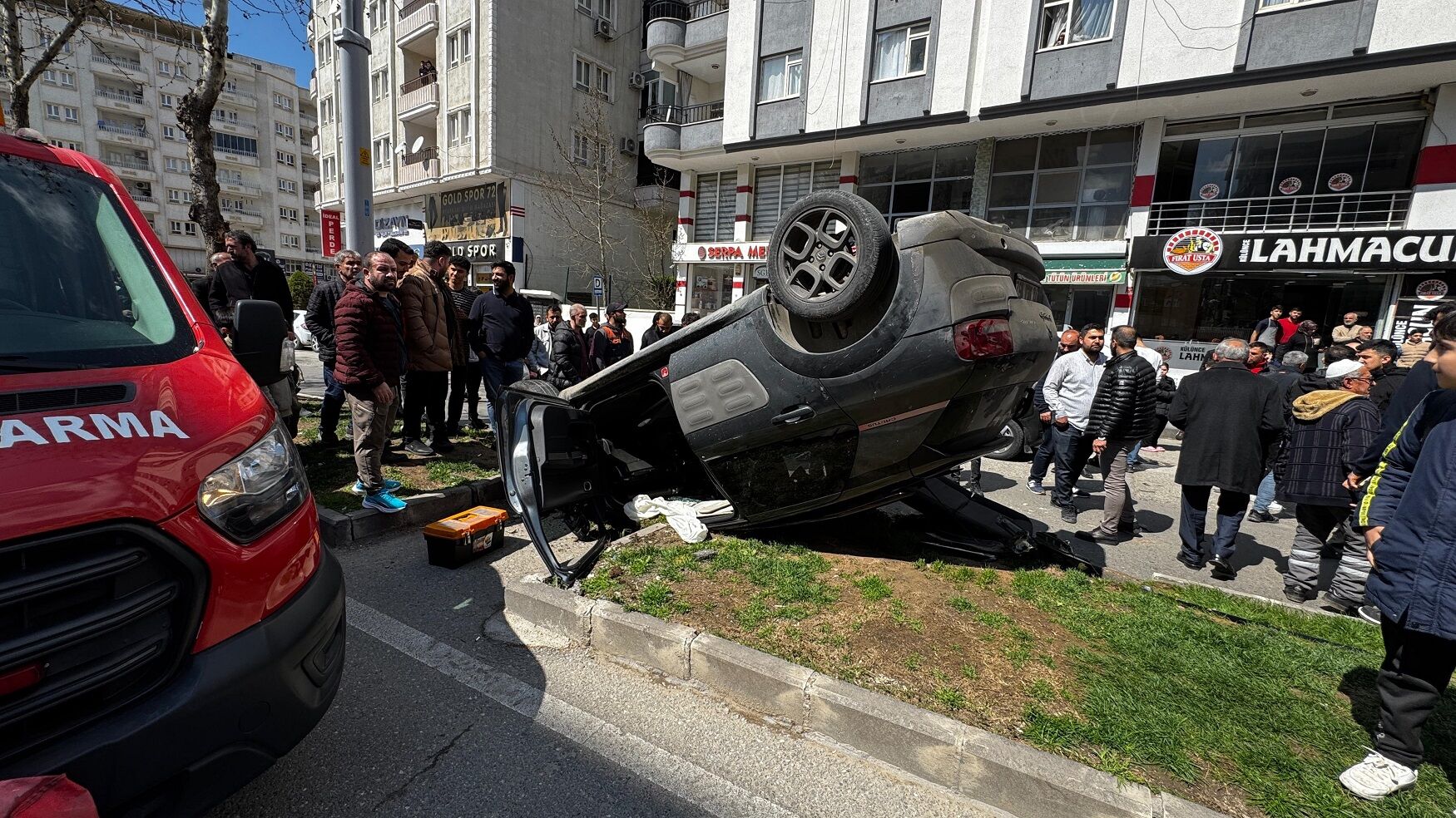 A Kontrolden Çıkan Araç Ters Döndü 2 Yaralı (1)
