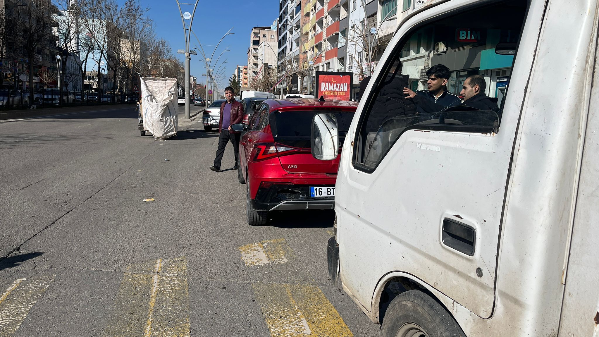 Atatürk Bulvarı’nda Zincirleme Kaza 3 Araç Birbirine Girdi (1)