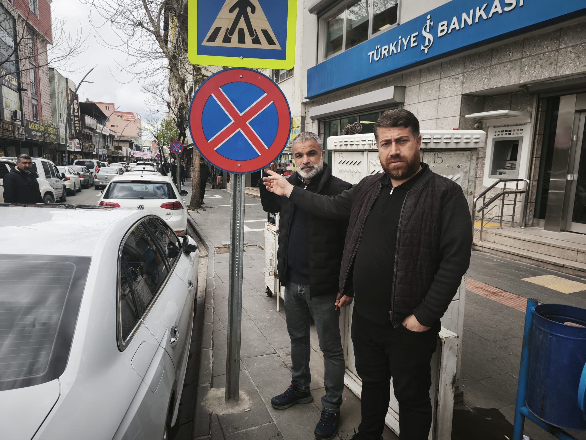 Bankalar Caddesi’nde Alçak Trafik Levhası Tehlikesi! (1)