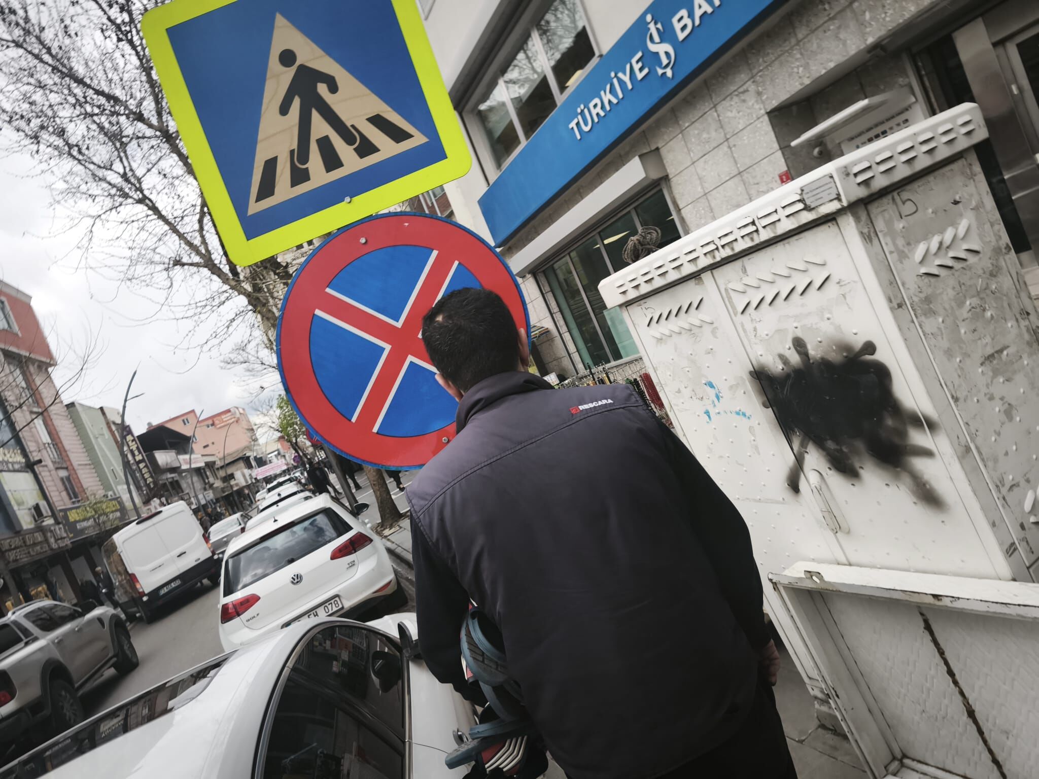 Bankalar Caddesi’nde Alçak Trafik Levhası Tehlikesi! (2)