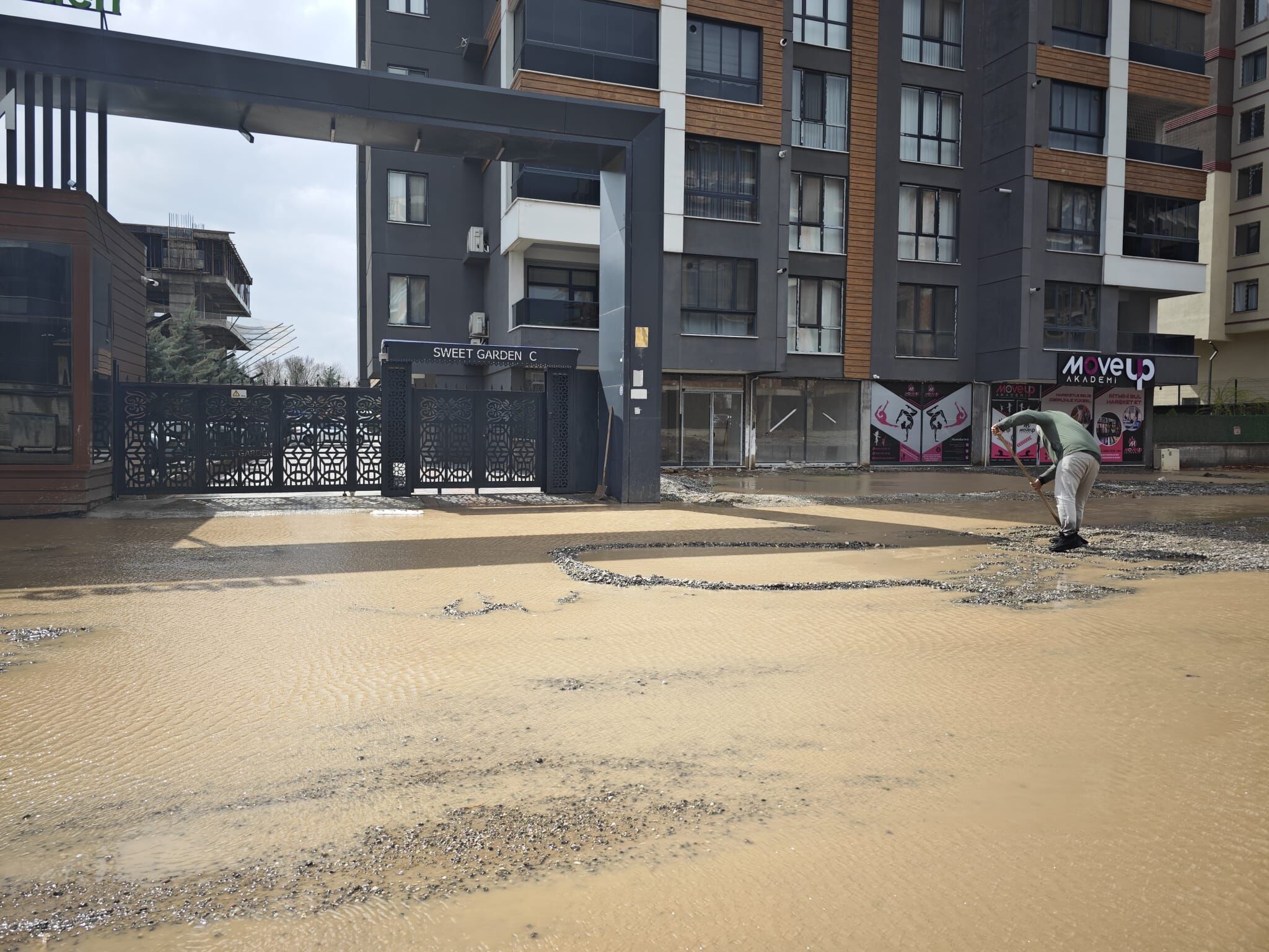 Başak Caddesi Sürücüleri Çileden Çıkardı Yollar Köstebek Yuvası! (2)