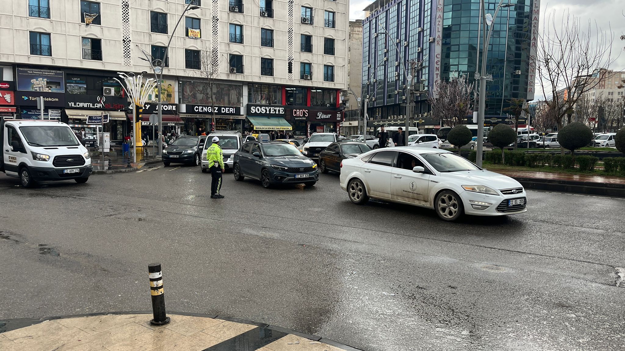Basın Kavşağı'nda Trafik Akışı Polis Kontrolüyle Sağlandı (1)