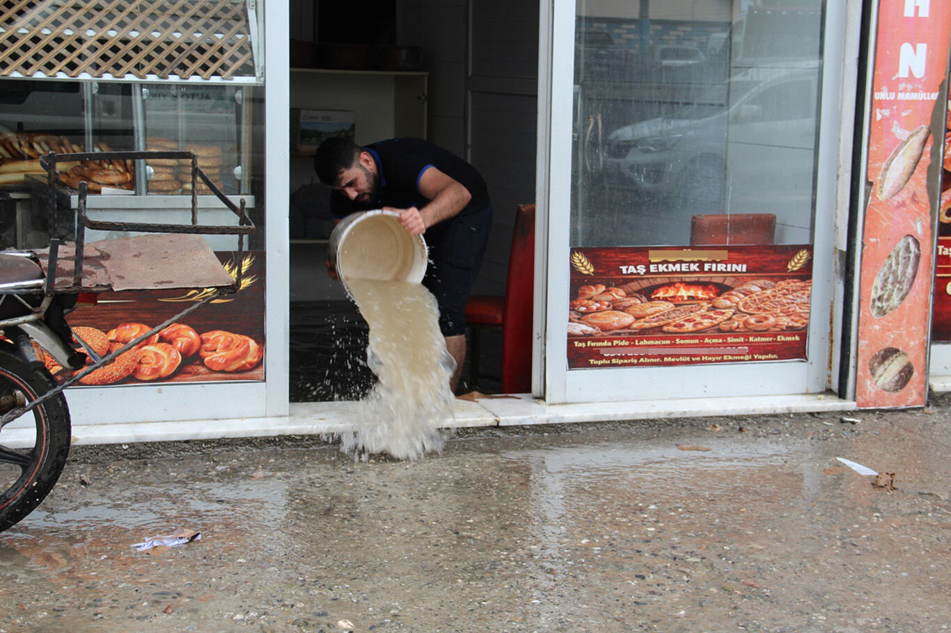 Batman esnafında altyapı sorununa tepki: Her yağmurda aynı mağduriyeti yaşıyoruz