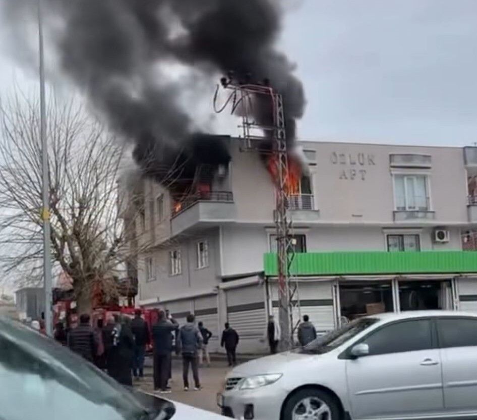 Batman Şafak Mahallesi’nde İki Katlı Binada Yangın Çıktı (1)