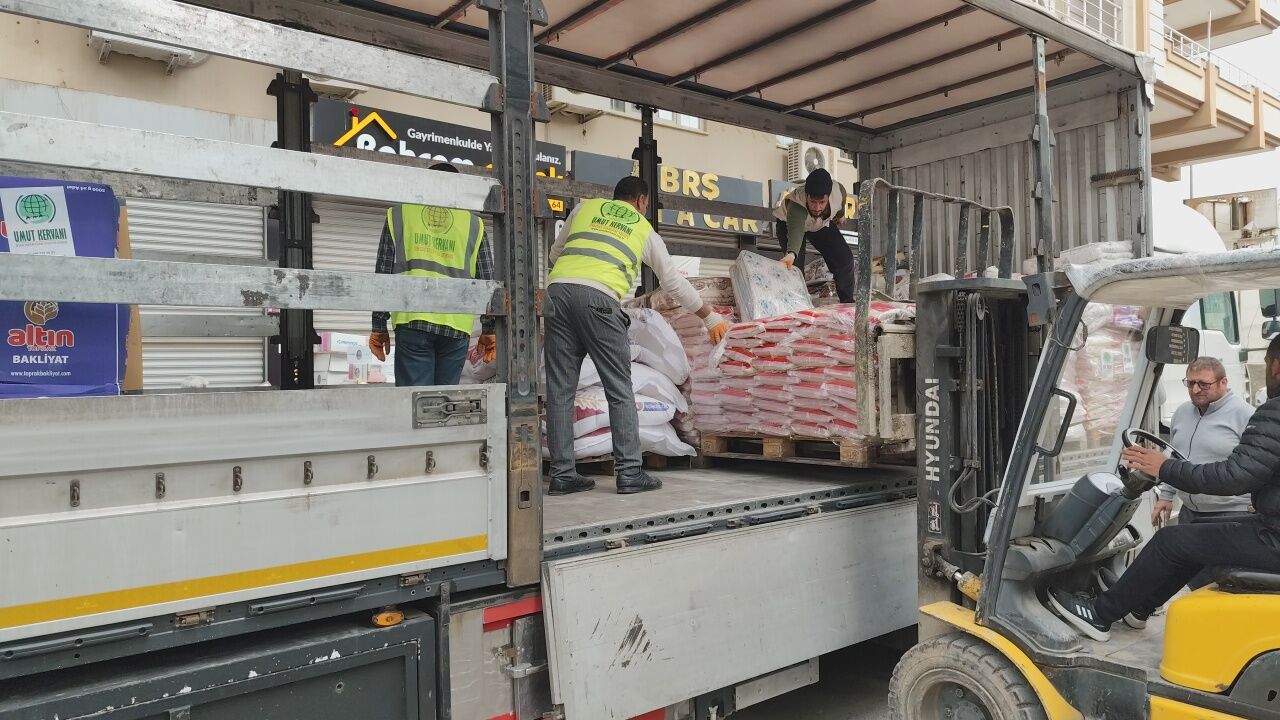 Batman Umut Kervanı’ndan Suriye'ye Yardım Tırı Dualarla Yola Çıktı! (1)-3