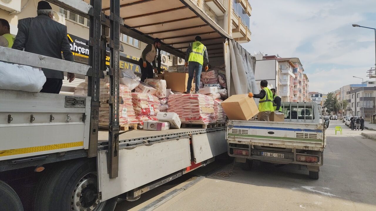 Batman Umut Kervanı’ndan Suriye'ye Yardım Tırı Dualarla Yola Çıktı! (4)