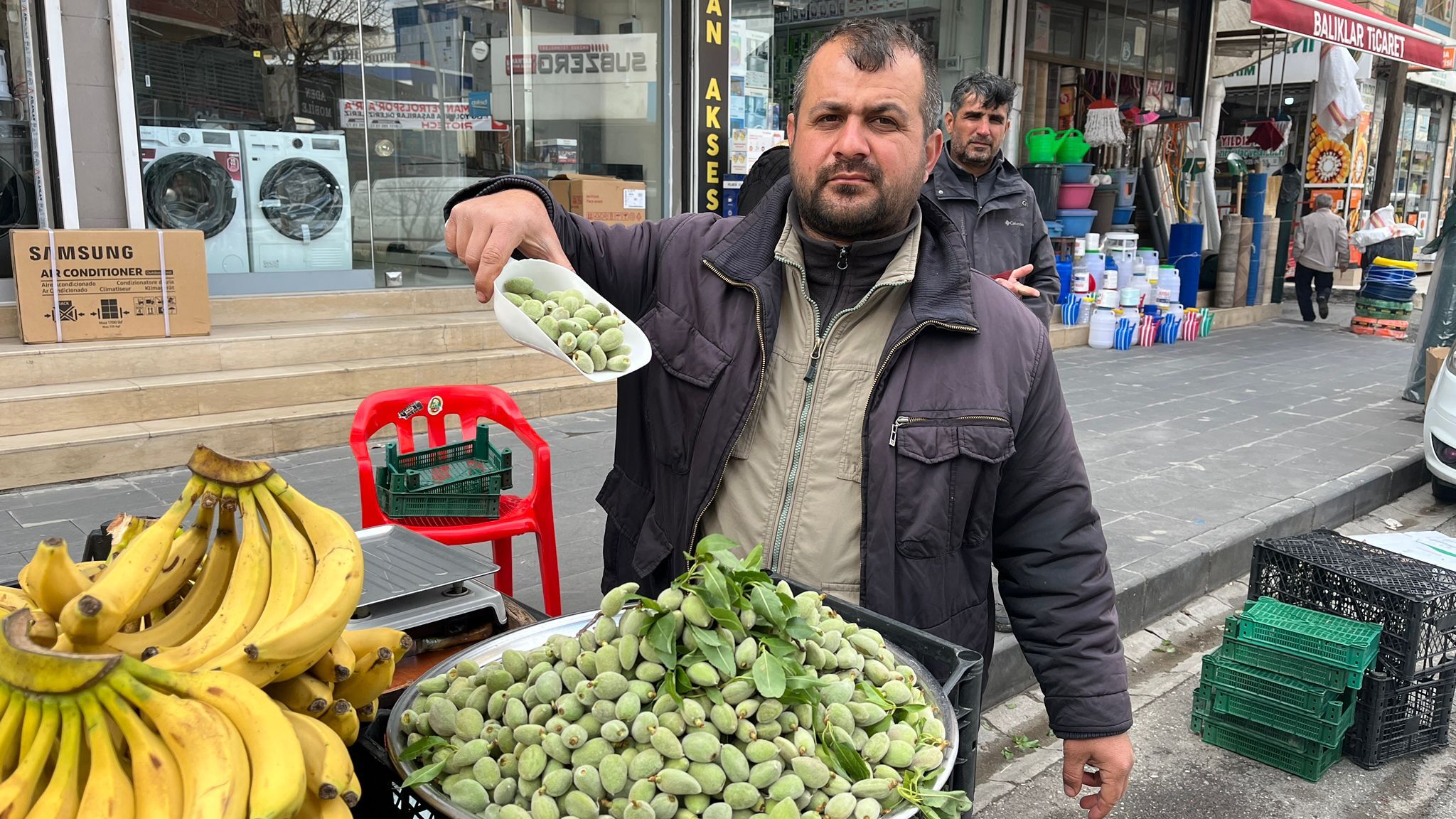 Batman’da Çağla Mevsimi Başladı Kilosu 300 Liradan Satışa Sunuluyor (2)